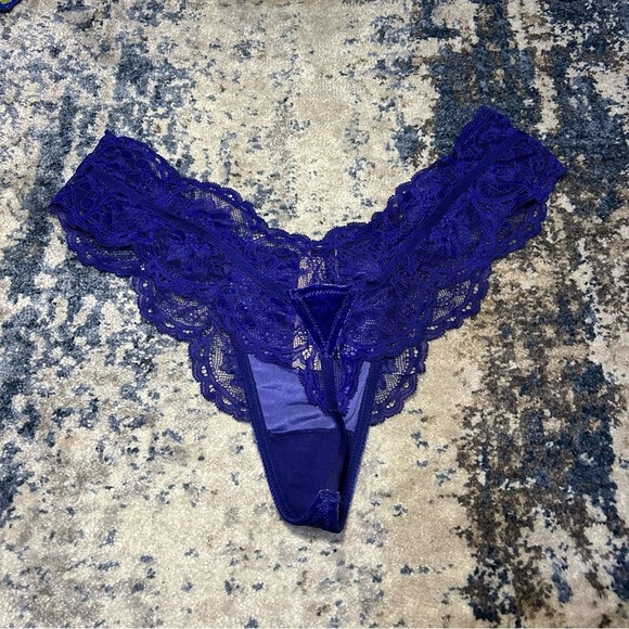 NWT Victoria’s Secret Blue Very Sexy Shine Logo Thong Size Large - Picture 3 of 6